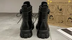 De ce este nevoie de o buclă în spatele ghetelor — și cum vă protejează picioarele